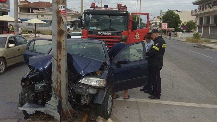 Αυτοκίνητο προσέκρουσε σε κολόνα – Απεγκλωβίστηκαν 4 επιβάτες